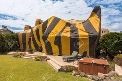 40612158-carpa-de-rayas-marrón-y-amarillo-cubre-una-casa-para-el-proceso-de-fumigación.jpg